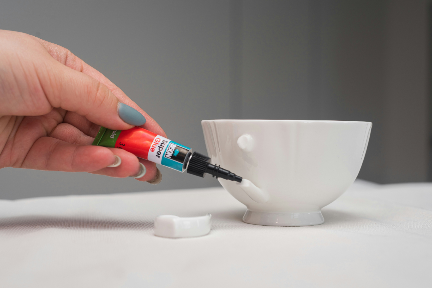 Getrockneter Klebstoff auf einer Oberfläche