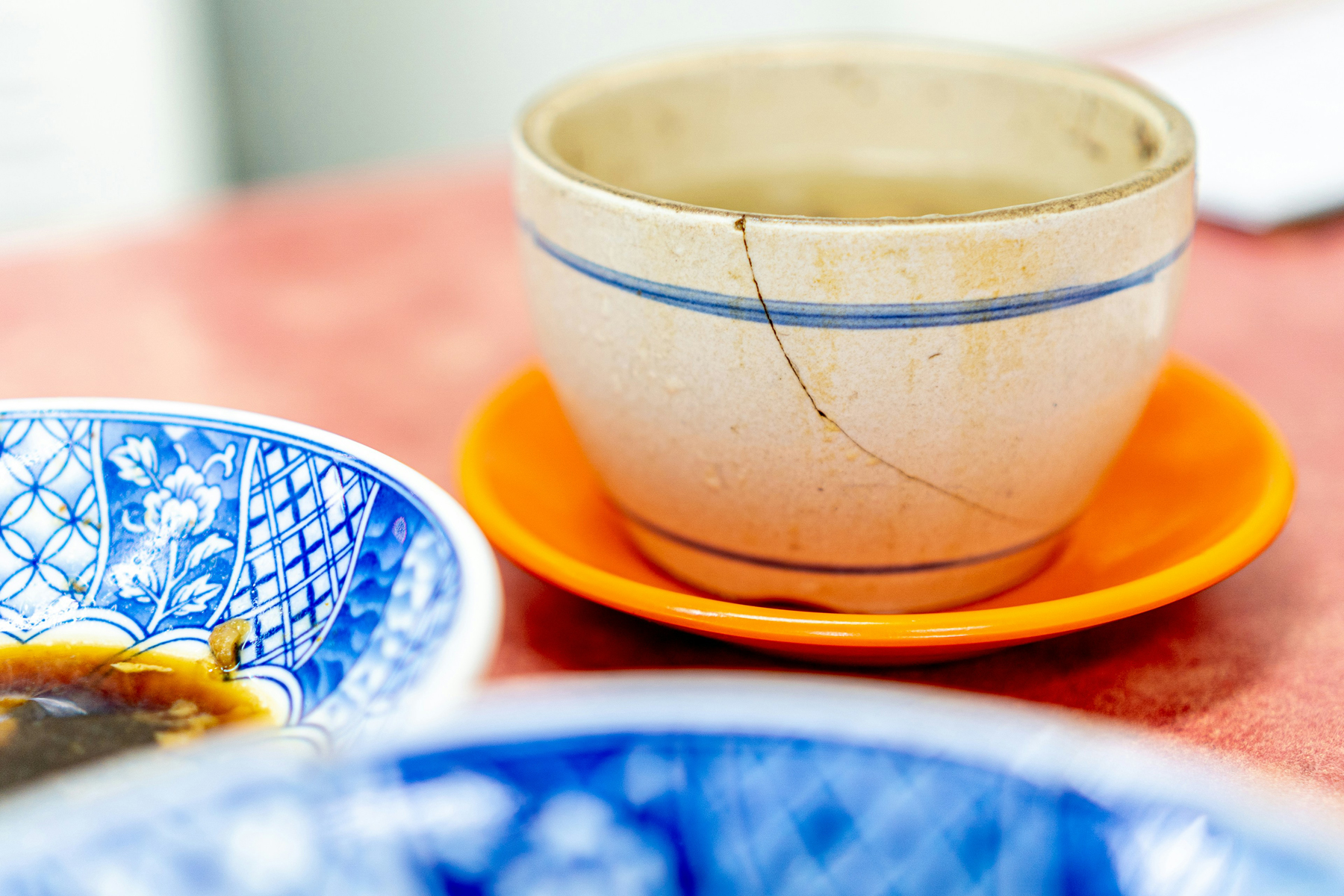 Schmale Ritze in einer Oberfläche