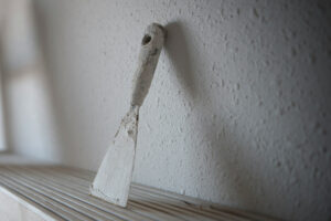 Kunststoffschaber auf einer Werkbank