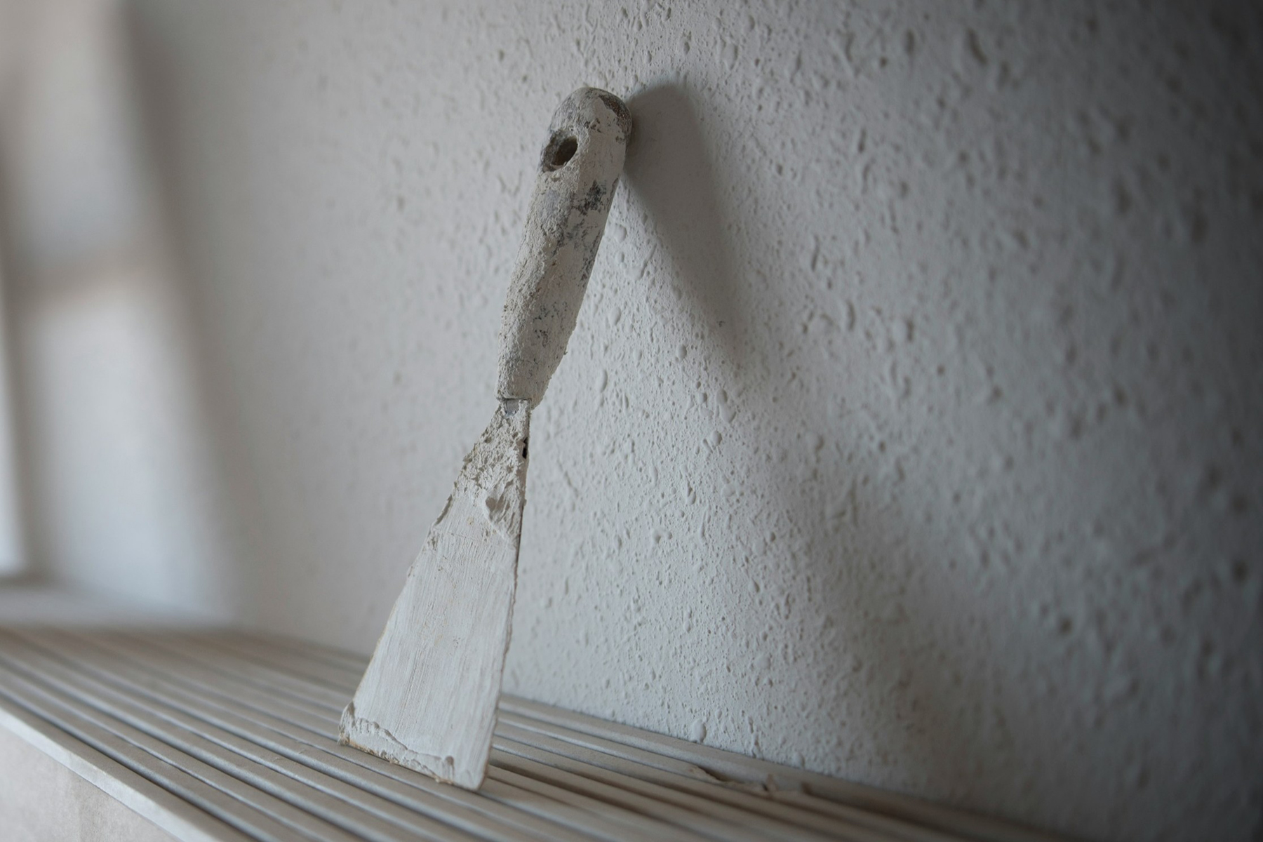 Kunststoffschaber auf einer Werkbank