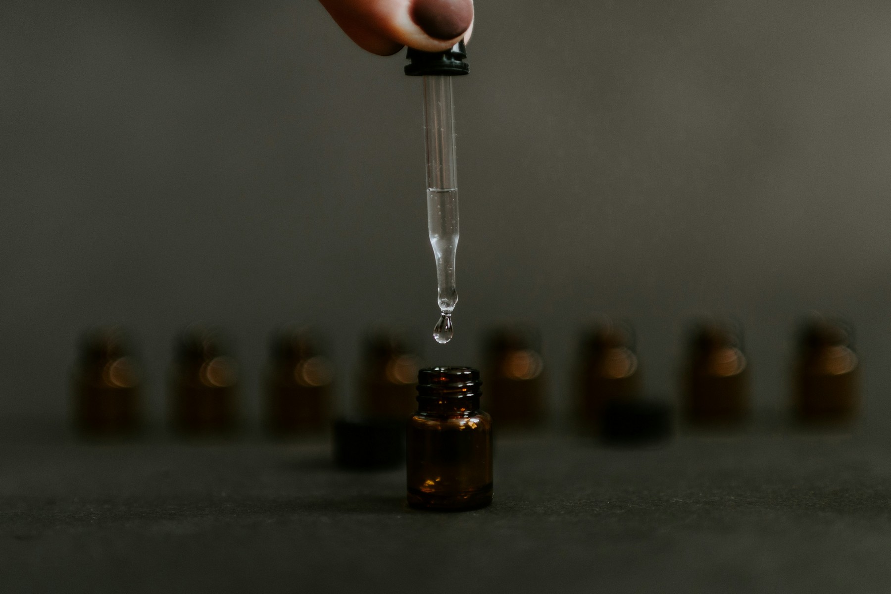 Flasche mit Lösungsmittel auf einer Arbeitsfläche